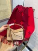 La couleur du mini sac géométrique est excellente, elle a l'air jeune, belle et plus attrayante à transporter
