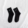 Мужские носки Носки до щиколотки дизайнерские женские Дышащие хлопковые спортивные носки женские носки Дизайнерские чулки Длинные носки Оптовая продажа Многоцветные смешанные цвета
