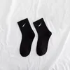 Chaussettes hommes chaussettes cheville designers femmes respirant coton chaussettes de sport femmes chaussettes designer bas chaussettes longues en gros multicolore couleurs mélangeables