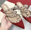 2024Brand Designer Dames Sandalen Rivet Slippers Dames Zomer Half-cap Toe Sandals Fashion Sandals Peited Teen Flat Bottom Echte lederen riemstoftas