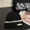 mode kvinnor hatt designer beanie höst vinter varm unisex stickade kvinnor hattar stickade tillbehör män mössa med låda blommor märke skalle mössor 21 december ny