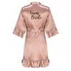 Kvinnors sömnkläder Rose Gold Satin Bridesmaid Team Bride Robes With Ruffle Sister Mother Bathrobe Maid of Honor Kimono Wedding Present