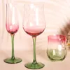 Vinglas med tulpanblommor vertikala bägare högt värde rosa blå gradient champagne cup rött glas dessert kallt vatten cocktail