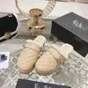 Sandals Fur Slippers الكلاسيكية نساء المعادن بوكيل البغال المنقوقة سميكة