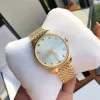 Le mouvement à quartz de la montre pour couple adopte un cadran texturé au design perceptuel classique et un motif d'abeille ingénieusement conçu secon266t.