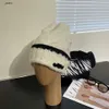 Moda Women Hat Hat Beanie Fall Inverno A quente unissex malha feminina chapé de malha acessórios homens boné com caixa de flores Caps de crânio 21 de dezembro