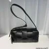 Плековое плечо дизайнер Bottega Designer Venet Lady Mini Bottege Saddle Bag Сумки Сумки маленький классический дизайнер плеч Mini 2023 пакетные кассеты тканые клетки для ремня Mout z o6s8