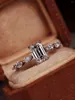 Cluster Rings Sterling Silver Pigeon Egg Square Moissanite Ring är ett litet lyxigt modebröllop för unga flickor