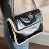 Abendtaschen Damen Schwarze Umhängetasche Pu-Leder Plüsch Winterklappe Weiblich Medium Einzigartige Umhängetasche Metallkette Ästhetische Damenhandtasche