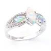 10 Stück / Los Mode Weißer Feueropal Edelstein 925 Sterling Silber Überzogener Ring Russland Amerikanisch Australien Hochzeit Ring Schmuck Für Wo305d