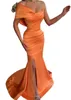 Partykleider Elegant Orange Meerjungfrau Abend lang für Frauen Plus Size One Shoulder Drapierte Side Split Satin Geburtstag Prom Kleider