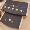 Ensembles de bijoux Bracelets boucles d'oreilles collier Designer rétro à la mode femmes mariage Lo