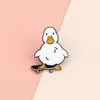 Nuovo cartone animato kawaii Cole Duck Coat Pin giallo Skateboarding Duck Animal Balches Creative Gioielli Regalo all'ingrosso