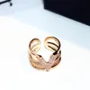 Новое супер сверкающее кольцо с бриллиантами кубического циркония, модное роскошное дизайнерское кольцо с буквой V, широко открытое геометрическое кольцо для женщин, Girls305J