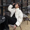 女性のトレンチコート冬のクロップドコットンパッド入りパーカー韓国の暖かいふわふわスタンドカラー女性パーティジャケタシックドローストリングデザイン