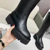 Scarpe firmate famose Stivali da cavaliere autunno/inverno Alla moda e versatili Qualità di fascia alta Fibbia hardware Pelle di vitello Logo in pelle Tacchi bassi Stivali al ginocchio