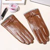 Handskar gjorda av fårskinn för värmeplysch och vindtät fashionabla och tjocka handskar för riddare handskar med tjock isolering vattentät