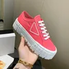 Dubbelhjul nylon gaberdine sneakers tjocka ljusa ensamskor för kvinnor öken plattform duk sneakers inspirerade lätt sule vattentäta lyxiga sneakers