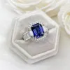 Fedi nuziali di gioielli di lusso 925 Sterling Silver Princess Cut Blue Sapphire Cz Diamond Moissanite Party Engagement Bridal RI2759