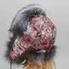 Boinas de boinas de peles de peles azuis prateadas Capinho de couro de ovelha de inverno com orelhas pompom Flower Print Hats Feminino para