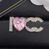 Pinos de broches de diamante de coração para mulheres letra de marca letra dourada plata