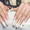 Faux ongles portant une armure y2k faux ensemble longue pression sur un ongle français explosif avec de la colle pleine couverture