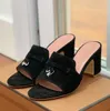 2024 LP Summer Top Charms Slide abbellite pantofole in pelle scamosciata scarpe sandali di lusso in pelle autentica apt a punta di piedi per le calzature di fabbrica di lusso da donna