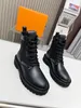 Bloqueio de tornozelo preto Blacker plataforma de plataforma de combate Botas de salto baixo Botas de laço de couro Correntes de couro Logo Buckle Women 0915