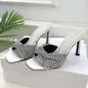 Kvinnliga sandaler designer stil tofflor kvinnor sommar crepe satin mule crystal mesh som öppnar tå stilett häl rhinestones glider sandaler 9 cm designer kväll