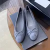 Äkta läder utsmyckade bowtie slip-on ballet lägenheter loafers runda tår platta häl klänningskor casual skor kvinnors lyxdesigners fabrikskor med låda