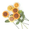 Dekorative Blumen 2pcs Häkeln Sonnenblumen handbeschickter Bouquet Kreatives Baumwollgewebe Handwerk Home Deco Lehrer Tag Graduation Mutter