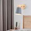 Lampade a parete Camera da letto in legno in legno massiccio Nordico Modern Lampada creativa Macaron Lights soggiorno ristorante E27 LED