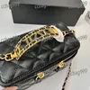 Mini Mini Bolsa de Cosmética com espelho Matelasse Chain Leather Luxted Bolsa de luxo Hollow Out emblem Coin Purse Designer Wallet Key Bolsa Fanny Pack 18cm