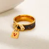 Klassieke stijl Letter Ring Designer Luxe lederen ring Nieuwe roestvrijstalen charme Trouwring Fashion ring Familie Familie Love Jewelry Box Packaging