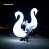 Amazing White Illuminated Walking Inflable Swan Figurino Parade Animal Balão vestível soprar Cygnus Puppet com luz LED para evento