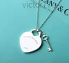 2024 Designer Love Key T Family Necklace Female Di ISN Minority Design Catena di clavicole a forma di cuore