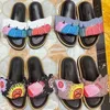 Designer YK Pool Pillow Slippers Shoes Women Comfort Flat präglade Mules Cartoon Platform Sandaler Tjock gummi Sko Flip Flops Face Pumpkin Sunset Pri X6ih#