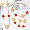 Designer för Woman Gold Plated Four Leaf Clover Earrings Set Fashion Red Agate Halsband Bröllopsfest smycken gåva 4-delad kombinationsdräkt