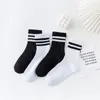 Frauen Socken 6 Paare vielseitige Schweißabsorption von Frauen mit mittleren Längenstrümpfen in reinem Schwarz und Weiß mit parallele Riegel