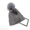 Capes de bonnet d'hiver de mode populaire Chapeaux pour femmes hommes hommes en plein air avec vrai tramon de raton laveur pompoms chaude capuche snapback femme pompon skul