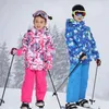 Flickans och pojkens skiddräkt Vinterbarnskidåkning och snowboardkläder Varma vattentäta barns skidjackor och byxor 231221
