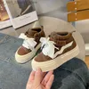 Sportlicher Outdoor neuer einfacher Stil Solid Color Jungen und Mädchen High-Top-Kinder-Leinwandschuhe Baby Casual Sneakers Kinder Kleinkindschuhe Q231222