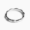 Pierścienie zespołu nieregularna fala plisowana na zwykłym pierścieniu mody kobiet minimalistyczny projekt mały elegancki temperament Pierścień w stylu zimnym 231222