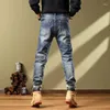 Jeans maschile autunno e inverno per il design con ricami slim fit pellini piccoli pantaloni beggar strappati