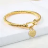 Titanium Steel Cable Wire Gold Color Love Heart Charm Bracelet Bangle avec fermeture de croche