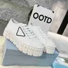 Dubbelhjul nylon gaberdine sneakers tjocka ljusa ensamskor för kvinnor öken plattform duk sneakers inspirerade lätt sule vattentäta lyxiga sneakers