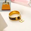 Klassisk designerbrev Ring Ny Luxury Jewelry Box Packaging 18K Gold Plated Love Wedding Ring Classic Design Rostfritt stål Butikpar Ring