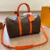 Designer Bag Duffel Påsar Färgglada präglade resor Utomhus Sport Fashion Packs Läder Kvinnor Håll alla stora väskor Print Flower Pack Men Bagage Duffels