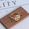 Projektant luksusowy materiał mosiężny angielski litery geometryczne Krąg Rozmiar 6 7 8 Prosty pierścień biżuterii hurtowo