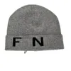 2024ニューラグジュアリービーニーユニセックス秋の冬のビーニーは、男性と女性のための帽子を編む帽子帽子クラシックスポーツスカルキャップレディースカジュアルアウトドアウォームキャップH-19